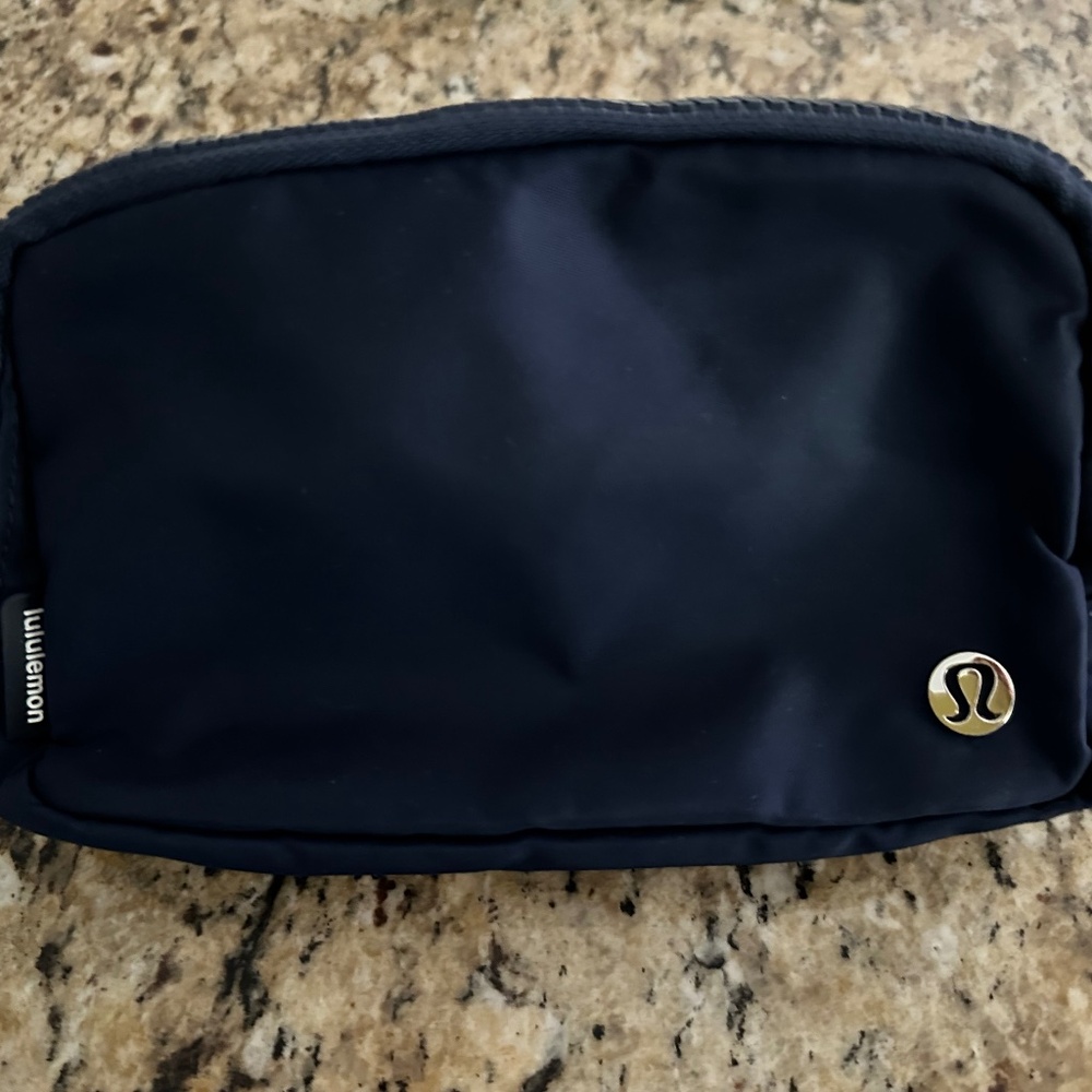 Lululemon Navy Belt Bag EUC